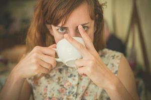 mulher tomando café e xingando