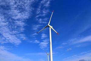 vista panorâmica sobre moinhos de vento de energia alternativa em um parque eólico no norte da europa foto