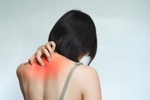 as mulheres têm coceira nas costas porque são alérgicas a algo como comida ou creme para a pele.