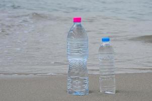 bebendo água na praia