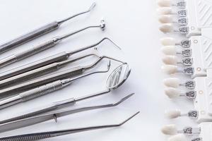 ferramentas dentárias e amostras de dentes foto