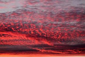 belo panorama de nuvens laranja e amarelas ao nascer do sol foto