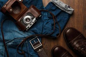 jeans, botas e câmera fotográfica foto
