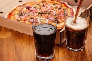 copo de coca e pizza foto