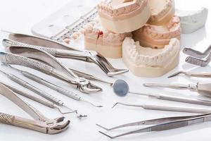 modelo de gesso de mandíbulas e ferramentas dentárias foto