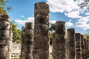 colunas no templo de mil guerreiros foto