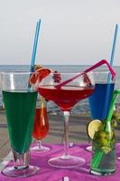 bebidas refrescantes na praia foto