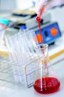 tubos de ensaio com soluções de sangue foto