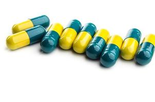 pílulas coloridas isoladas