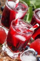 bebida de groselha fresca com frutas foto