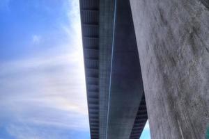 vistas diferentes em e da ponte do canal grande kiel no norte da alemanha foto