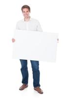 homem segurando o cartaz em branco