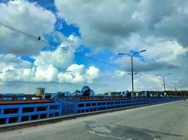 paisagem de ponte com céu azul em bangladesh. paisagem de nuvens. foto