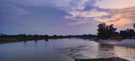 incrível paisagem fluvial com nuvem à noite. pôr do sol em bangladesh. foto