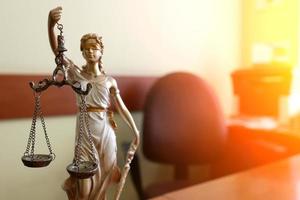 o símbolo da estátua da justiça, imagem do conceito de direito jurídico foto