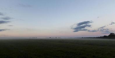 paisagem nebulosa, campo foto