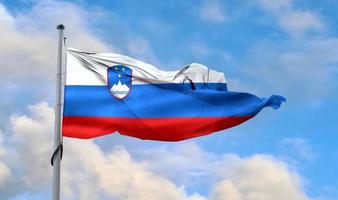 ilustração 3D de uma bandeira da eslovênia - bandeira de tecido acenando realista.. foto