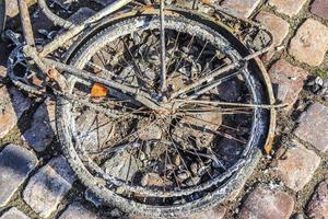 bicicleta enferrujada saiu água da limpeza do porto de kiel na alemanha. foto