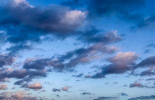 belo panorama de nuvens laranja e amarelas ao nascer do sol foto