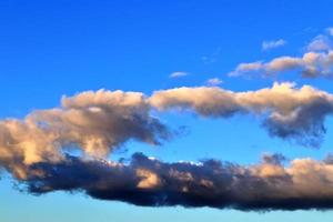 belo panorama de nuvens laranja e amarelas ao nascer do sol foto