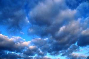 belo panorama de nuvens laranja e amarelas ao nascer do sol foto