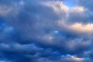 belo panorama de nuvens laranja e amarelas ao nascer do sol foto