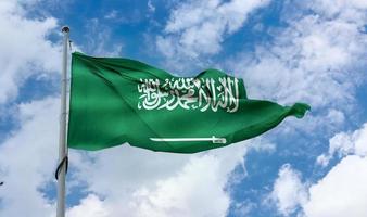 bandeira da arábia saudita - bandeira de tecido acenando realista. foto