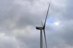 vista panorâmica sobre moinhos de vento de energia alternativa em um parque eólico no norte da europa foto