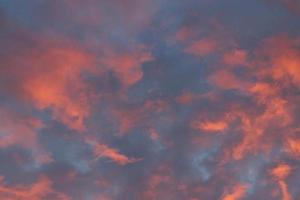 belo panorama de nuvens laranja e amarelas ao nascer do sol foto