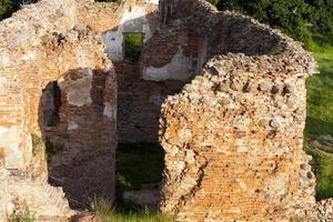 ruínas de um antigo castelo de tijolos de barro vermelho foto