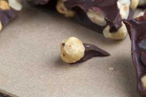 chocolate caseiro com muito cacau e avelãs foto