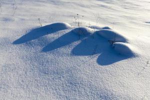 montes de neve na temporada de inverno foto