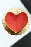 um bolo em forma de coração feito de ingredientes vermelhos foto