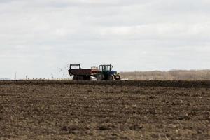 campo agrícola arado e solo fértil foto