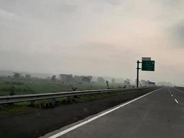 um dia de neblina nas estradas foto