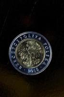 zlotys polonês na forma de moedas de metal foto