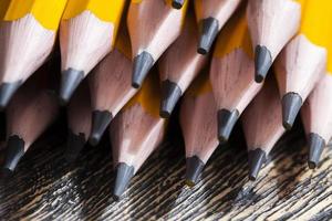 lápis de madeira de cor sólida com grafite cinza foto