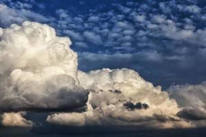 céu azul com nuvens foto