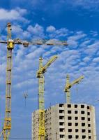 guindaste de construção amarelo alto foto