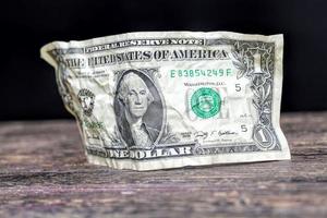 um dólar americano amassado foto