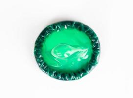 um preservativos de látex de qualidade na cor verde foto
