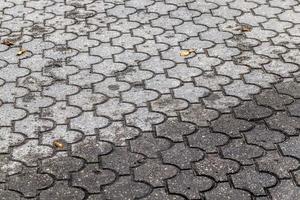 uma estrada feita de telhas de concreto para pedestres foto