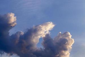 nuvens cumulus no céu foto