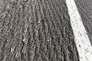 estrada asfaltada que precisa ser reparada foto