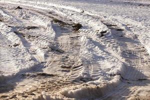 a estrada de inverno - a estrada coberta de neve para uma temporada de inverno foto