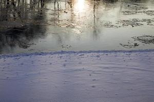 rio coberto de neve foto