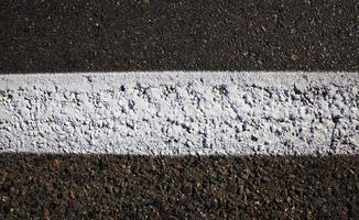 marcações de estrada branca asfaltada foto