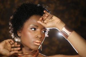 moda mulher afro-americana de cobre com iluminação dramática
