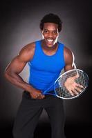homem Africano com raquete de tênis foto