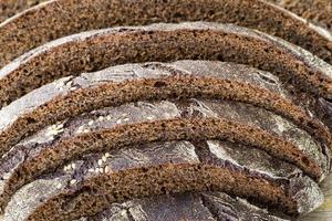 pão de centeio de cor escura assado foto